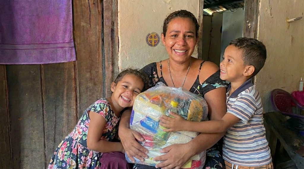 Família recebendo cesta básica